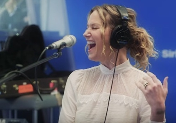 Jennifer Nettles’ Cover Of ‘Hallelujah’ And ‘O Holy Night’ Is Giving Everyone Goosebumps This Holiday Season - picture 3