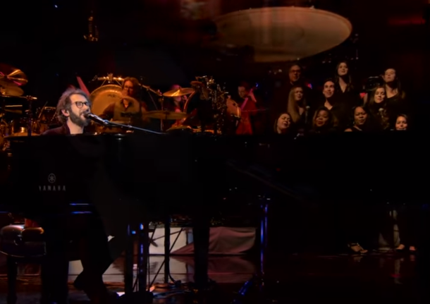 Josh Groban Gets Ready To Sing One Of The Best Songs Ever Made, Brings Crowd To Tears With 1st Note - picture 3