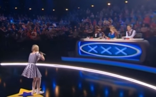 Judges Are Shocked As Little Blonde Girl Walked On Stage & Does The Unexpected - picture 2