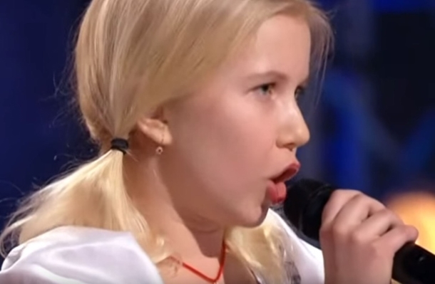Judges Are Shocked As Little Blonde Girl Walked On Stage & Does The Unexpected - picture 3
