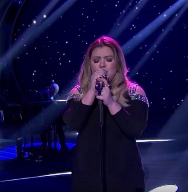 Kelly Clarkson Sings Emotional Version Of My Favorite Song, It Even Made Keith Urban Break Into Tears - picture 3