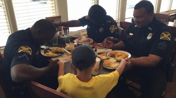 Kid Shocks Cops With Unusual Question, Then They See What’s Behind Him - picture 3
