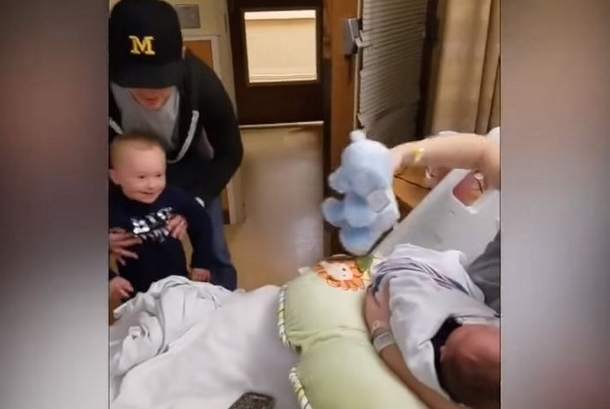 Kid With Down Syndrome Sees Baby Brother For 1st Time, Heartwarming Reaction Recorded On Cam - picture 2