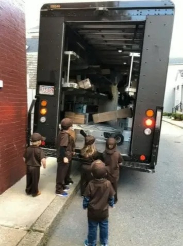 Kids surprise their favorite UPS delivery driver by dressing up like him; makes his day - picture 4