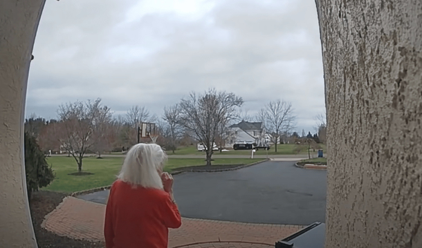 Kind Amazon delivery driver guides elderly woman with dementia back home - picture 2