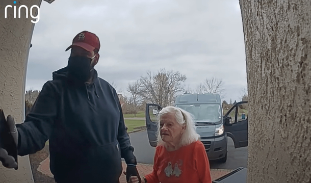 Kind Amazon delivery driver guides elderly woman with dementia back home - picture 3