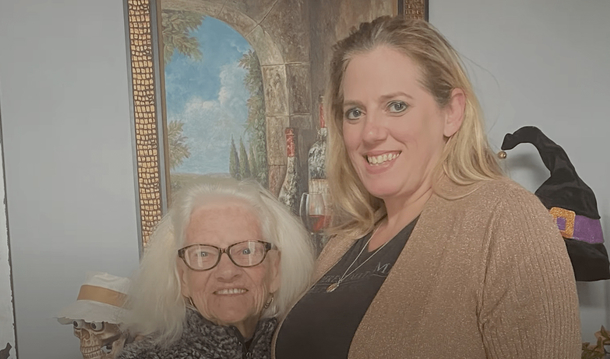 Kind Amazon delivery driver guides elderly woman with dementia back home - picture 4