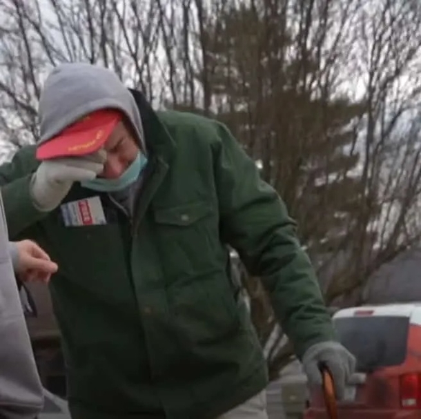 Kind strangers provide new home for elderly veteran who was at risk of losing his "unsafe" home. - picture 3