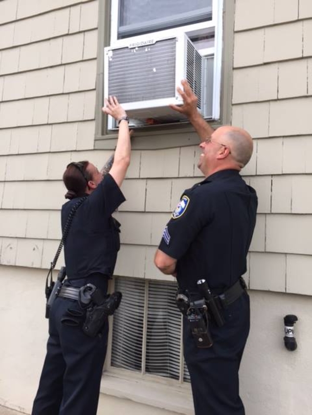 Lady Calls Cops To Her Home, Then They See What’s In Her Window - picture 3