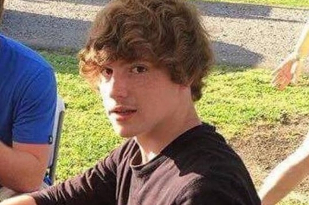 Large Crowd At Vigil Left Stunned After Seeing What Was In 10-Year-Old Guest's Hand - picture 2