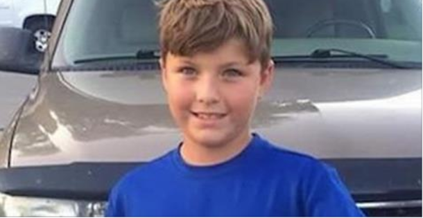 Large Crowd At Vigil Left Stunned After Seeing What Was In 10-Year-Old Guest's Hand - picture 3