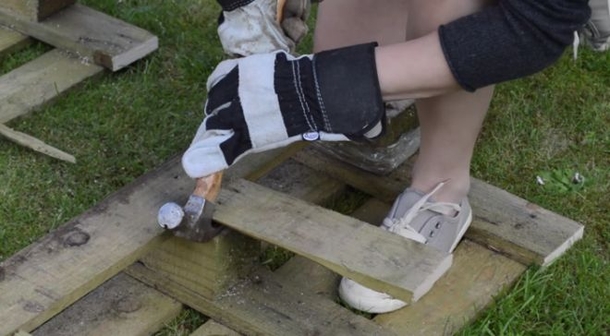 Learn How To Make A Strawberry Planter Out Of A Wood Pallet - picture 3