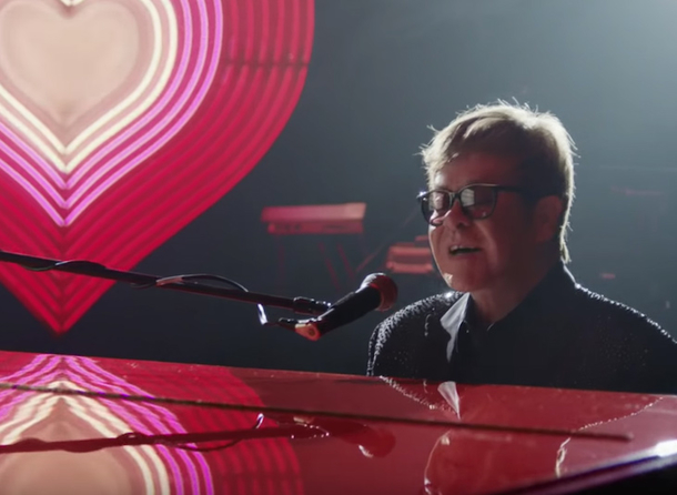 Legendary Musician Elton John Sits Down At Piano With A Powerful Christmas Message That'll Bring You To Tears - picture 2