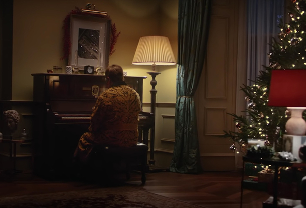 Legendary Musician Elton John Sits Down At Piano With A Powerful Christmas Message That'll Bring You To Tears - picture 3