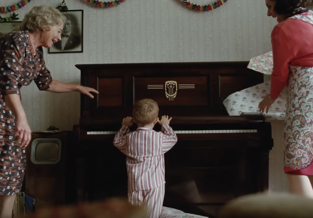 Legendary Musician Elton John Sits Down At Piano With A Powerful Christmas Message That'll Bring You To Tears - picture 4