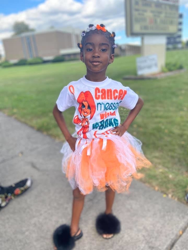 Little 6-year-old girl is now cancer free after months of treatment – celebrates with special parade - picture 2