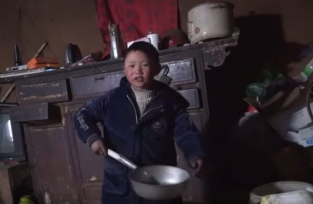 Little 8-Year-Old Boy Shows Up To School With Frozen Head, Teacher Sees Something & Heart Breaks - picture 6