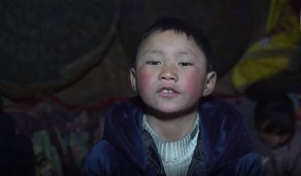 Little 8-Year-Old Boy Shows Up To School With Frozen Head, Teacher Sees Something & Heart Breaks - picture 7