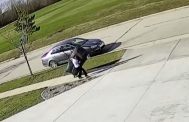 Little Boy Pushes Trash To Curb, Quickly Finds Himself In Funny Incident That's Captured On Camera - picture 3