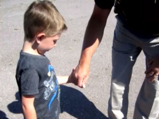 Little Boy Tells Mom, "Stop The Car!" When He Sees Cop, Informs Him Of Something Very Important - picture 3