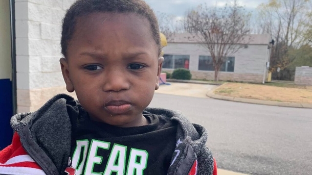 Little boy was left at Goodwill store with note written on paper towel and bag of clothes - picture 3