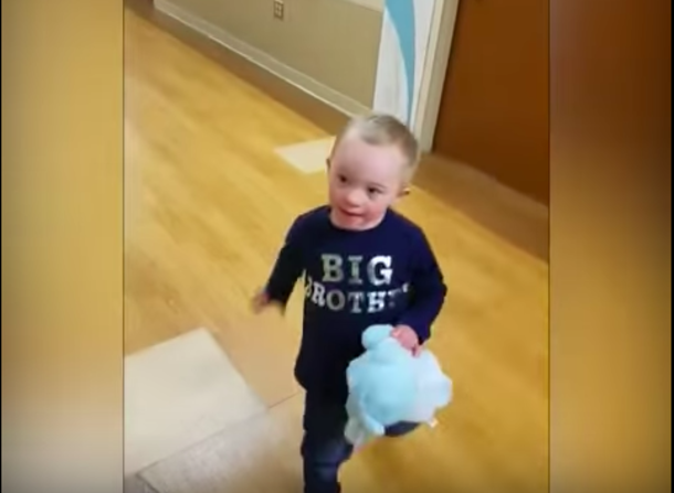 Little Boy With Down Syndrome Sees His Baby Brother For The First Time. His Heartwarming Reaction Has Gone Viral - picture 2