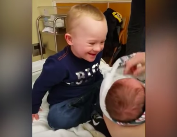 Little Boy With Down Syndrome Sees His Baby Brother For The First Time. His Heartwarming Reaction Has Gone Viral - picture 3