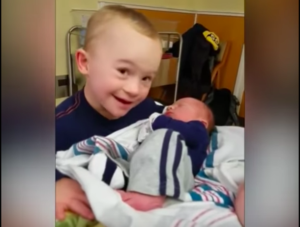Little Boy With Down Syndrome Sees His Baby Brother For The First Time. His Heartwarming Reaction Has Gone Viral - picture 5