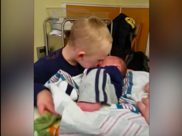 Little Boy With Down Syndrome Sees His Baby Brother For The First Time. His Heartwarming Reaction Has Gone Viral - picture 7
