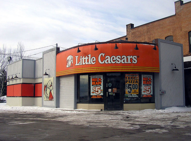 Little Caesar's Leaves Note For Homeless Man Rummaging Through Their Trash Every Night, Instantly Goes Viral - picture 2