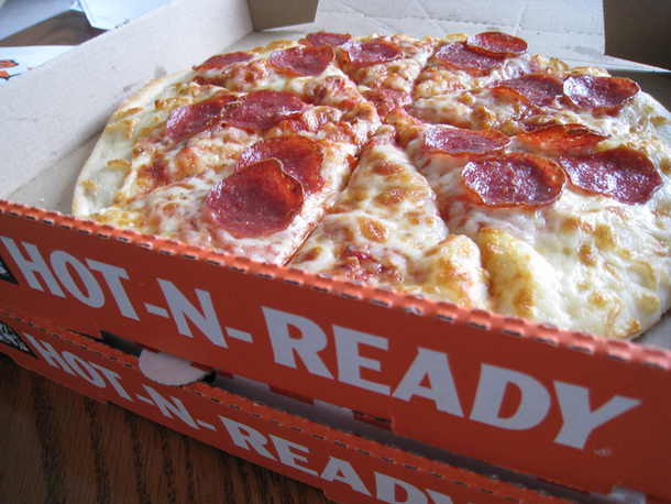 Little Caesar's Leaves Note For Homeless Man Rummaging Through Their Trash Every Night, Instantly Goes Viral - picture 4