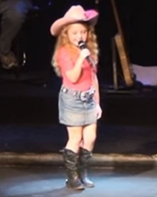 Little Cowgirl Begins Singing, Then She Puts A Special Country Twist On The Song That Has Crowd Going Crazy - picture 3
