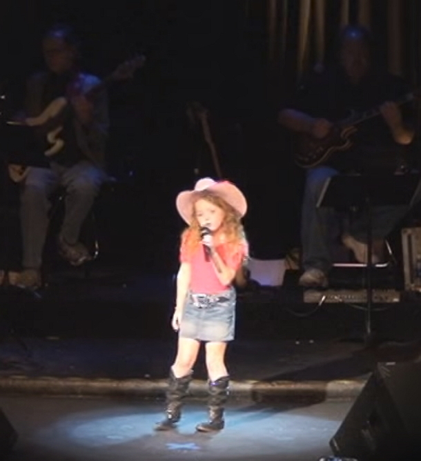 Little Cowgirl Begins Singing, Then She Puts A Special Country Twist On The Song That Has Crowd Going Crazy - picture 4