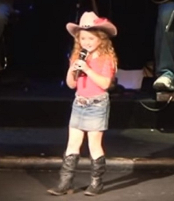 Little Cowgirl Begins Singing, Then She Puts A Special Country Twist On The Song That Has Crowd Going Crazy - picture 5