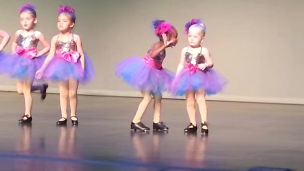 Little Dancer Girl Steals The Show And Dances To The Beat Of Her Own Drum - picture 2