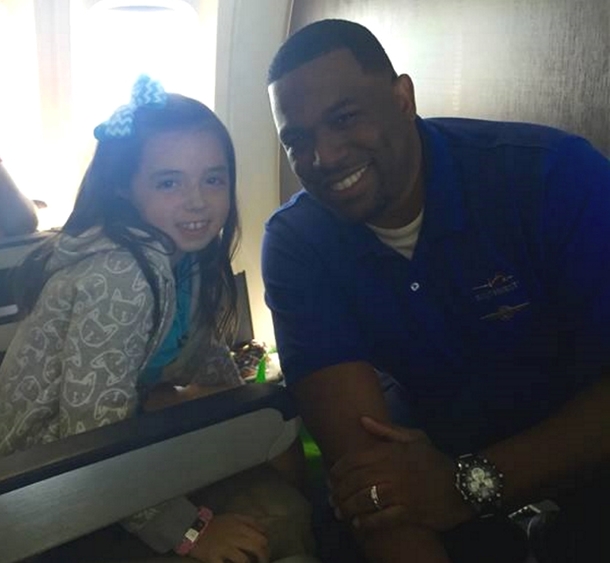 Little Girl Begins To Have A Panic Attack On Plane. Her Mother Glances Over & Sees Steward Giving Her 'Special Drink' - picture 2
