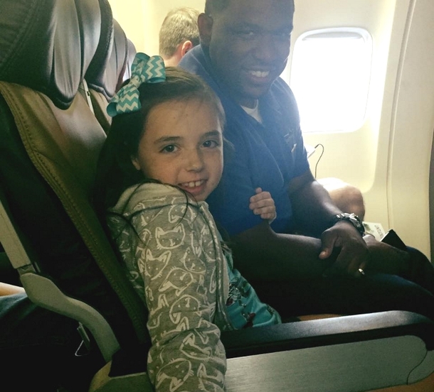 Little Girl Begins To Have A Panic Attack On Plane. Her Mother Glances Over & Sees Steward Giving Her 'Special Drink' - picture 3