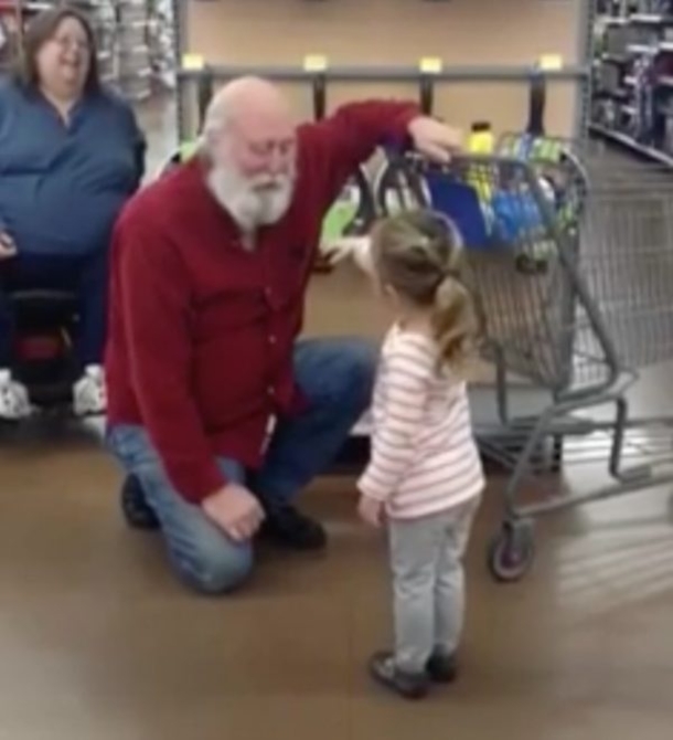 Little Girl Mistakes Walmart Shopper For Santa And His Reaction Is Perfect (Video) - picture 2