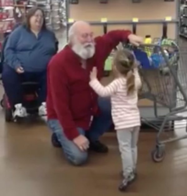 Little Girl Mistakes Walmart Shopper For Santa And His Reaction Is Perfect (Video) - picture 3