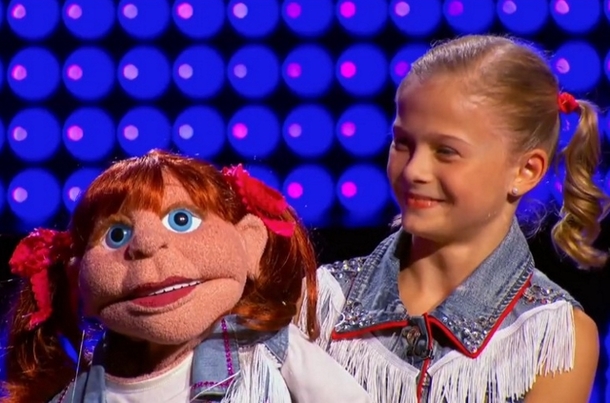 Little Girl Shows Steve Harvey Her Puppet, What He Pulls Out After Has The Entire Crowd Laughing - picture 2