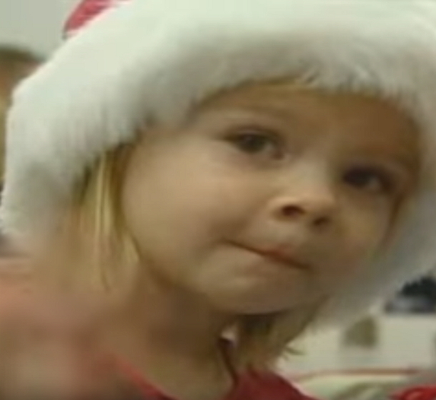 Little Girl Sits On Santa's Lap Then Glaces Over. She Says 4 Words That Brought Everyone To Tears - picture 2