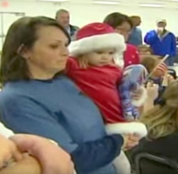 Little Girl Sits On Santa's Lap Then Glaces Over. She Says 4 Words That Brought Everyone To Tears - picture 3