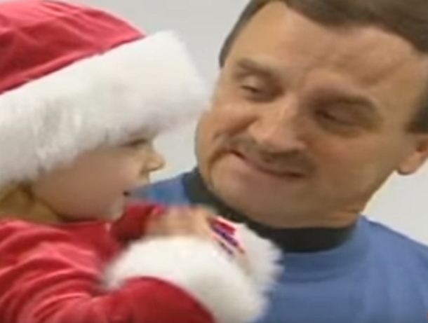 Little Girl Sits On Santa's Lap Then Glaces Over. She Says 4 Words That Brought Everyone To Tears - picture 4
