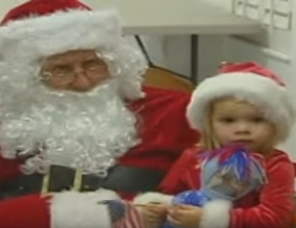 Little Girl Sits On Santa's Lap Then Glaces Over. She Says 4 Words That Brought Everyone To Tears - picture 5