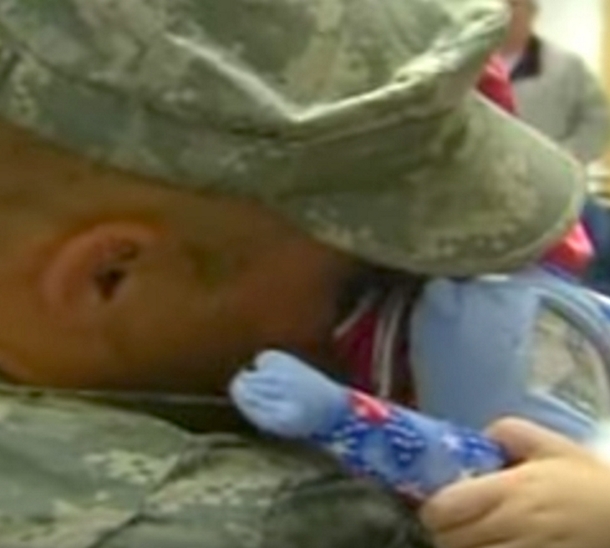 Little Girl Sits On Santa's Lap Then Glaces Over. She Says 4 Words That Brought Everyone To Tears - picture 6