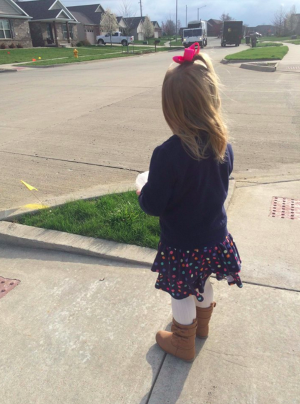 Little Girl Stands On The Corner, Man Floored When He Sees What She’s Holding - picture 2