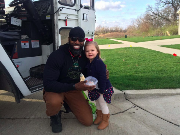 Little Girl Stands On The Corner, Man Floored When He Sees What She’s Holding - picture 3