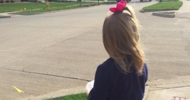 Little Girl Stands On The Corner, Man Floored When He Sees What She’s Holding - picture 4
