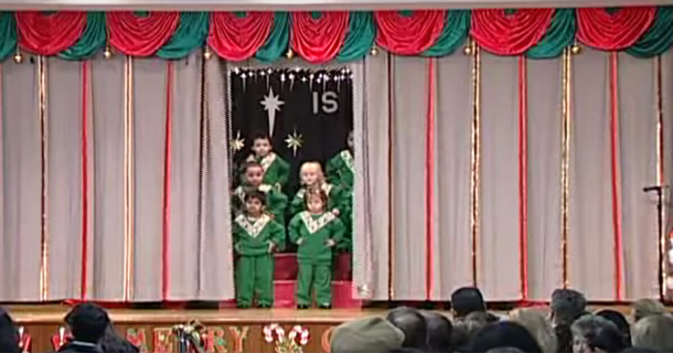 Little Kids get on stage for Christmas recital – the moment they begin to shake, the crowd falls out of their seats - picture 2