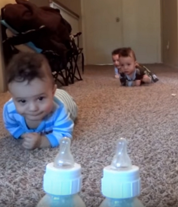 Little Triplet Boys Realize It's Time To Eat, Mom Was Lucky Enough To Record Moment She'll Never Forget - picture 4